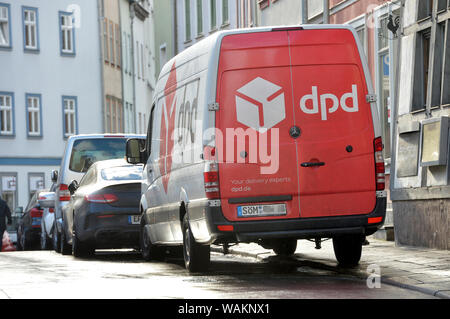 Erfurt, Allemagne. 17 Jan, 2019. Un service de courrier dpd véhicule est situé dans le centre-ville d'Erfurt. Credit : Volkmar Heinz/dpa-Zentralbild/ZB/dpa/Alamy Live News Banque D'Images