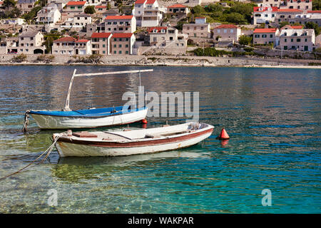 Supetar, île de Brac, Croatie. Bateau de pêche traditionnel dans le port. Vue de la ville. La ville célèbre de le grès à partir de laquelle la Maison Blanche w Banque D'Images