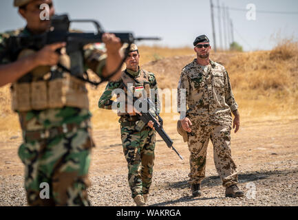 Erbil, Irak. Août 21, 2019. Un soldat de la Bundeswehr accompagne la formation des Peschmerga kurde dans le nord du territoire kurde irakien à la zone d'entraînement militaire dans Bnaslawa. Crédit : Michael Kappeler/dpa/Alamy Live News Banque D'Images