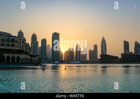 Superbe coucher de soleil au centre de Dubaï, avec le front de mer de Dubaï et de fontaines en premier plan, DUBAÏ, ÉMIRATS ARABES UNIS Banque D'Images