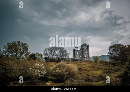 Ruines de Glenbeigh Tower Castle un manoir construit par Lord Headley Wynne en 1867 dans le comté de Kerry, au sud-ouest de l'Irlande Banque D'Images