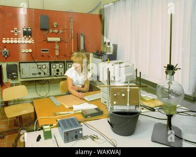 01 janvier 1990, Berlin, Glindow : Brandenburg/RDA/Agriculture/1990 Brandenburg/RDA/Agriculture/1990 Ryde. Institut pour la production de légumes. Une salle de laboratoire. Meilleure qualité d'image possible, date de prise de vue exacte inconnue. Photo : Paul Glaser/dpa-Zentralbild/ZB Banque D'Images