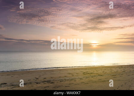 Belle vue sur le lever du soleil à la plage avec des nuages. concept de belle nature Banque D'Images