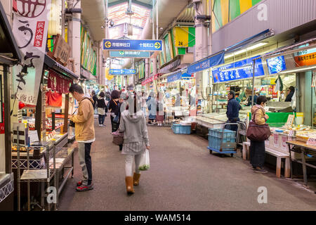 Clients dans la Omicho (Omi-cho) marché de produits frais hall à Kanazawa, Japon Banque D'Images