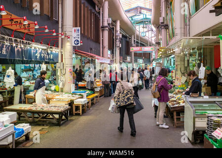 Clients dans la Omicho (Omi-cho) marché de produits frais hall à Kanazawa, Japon Banque D'Images