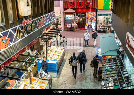 Clients dans la Omicho (Omi-cho) marché de produits frais hall à Kanazawa, Japon Banque D'Images