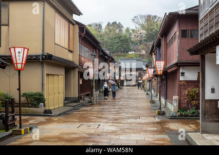 Une allée bordée de maisons de thé traditionnelles et boutiques dans le quartier Higashi Chaya geisha, Kanazawa, Japon Banque D'Images