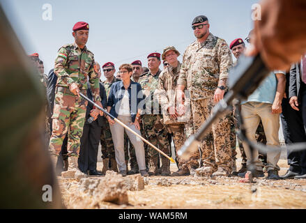 Erbil, Irak. Août 21, 2019. Annegret Kramp-Karrenbauer (CDU), Ministre de la Défense, est en Bnaslawa à à la formation d'Peschmerga kurde par des soldats des Forces armées allemandes dans le Nord de la région kurde irakienne. Crédit : Michael Kappeler/dpa/Alamy Live News Banque D'Images