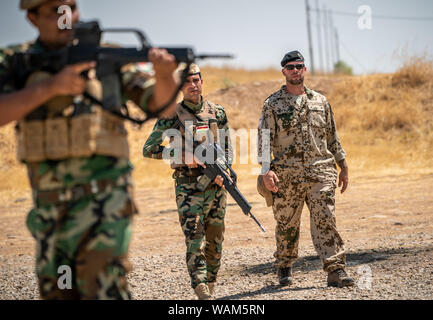 Erbil, Irak. Août 21, 2019. Un soldat de la Bundeswehr accompagne la formation des Peschmerga kurde dans le nord du territoire kurde irakien à la zone d'entraînement militaire dans Bnaslawa. Crédit : Michael Kappeler/dpa/Alamy Live News Banque D'Images