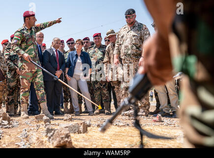 Erbil, Irak. Août 21, 2019. Annegret Kramp-Karrenbauer (CDU), Ministre de la Défense, est en Bnaslawa à à la formation d'Peschmerga kurde par des soldats des Forces armées allemandes dans le Nord de la région kurde irakienne. Crédit : Michael Kappeler/dpa/Alamy Live News Banque D'Images