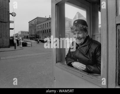 01 janvier 1990, Berlin, Henningsdorf : VEB LEW-Henningsdorf. Plus tard, plus tard, Adtranz Bombardier. La construction de chemins de fer, les locomotives, les trains de banlieue la femme comme une plante de protection. Meilleure qualité d'image possible, date de prise de vue exacte inconnue. Photo : Paul Glaser/dpa-Zentralbild/ZB Banque D'Images