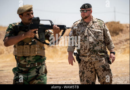 Erbil, Irak. Août 21, 2019. Un soldat de la Bundeswehr accompagne la formation des Peschmerga kurde à la zone d'entraînement militaire dans Bnaslawa dans le nord de l'Iraq. Crédit : Michael Kappeler/dpa/Alamy Live News Banque D'Images