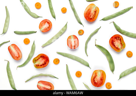 Mise en page créative faite de haricot, tomate, carotte sur fond blanc .Télévision lay, vue de dessus, copiez l'espace. Concept alimentaire. Banque D'Images