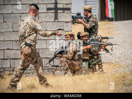 Erbil, Irak. Août 21, 2019. Un soldat de la Bundeswehr (l) accompagne la formation des Peschmerga kurde dans le nord du Kurdistan iraquien sur la zone d'entraînement militaire dans Bnaslawa. Crédit : Michael Kappeler/dpa/Alamy Live News Banque D'Images