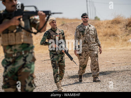 Erbil, Irak. Août 21, 2019. Un soldat de la Bundeswehr accompagne la formation des Peschmerga kurde dans le Nord de la région kurde irakienne sur une zone d'entraînement militaire dans Bnaslawa. Crédit : Michael Kappeler/dpa/Alamy Live News Banque D'Images