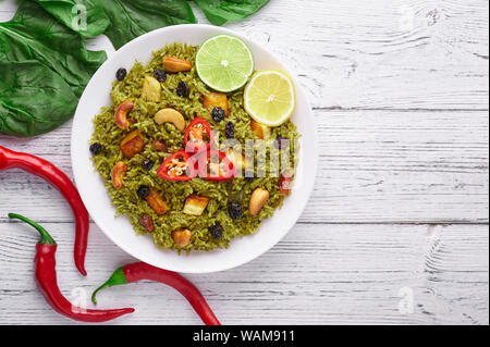 Biryani Panir aux épinards et au fond en bois blanc Raita avec décor. Panir aux épinards Biryani est végétarienne La cuisine indienne plat d'épinards, paneer, bas Banque D'Images