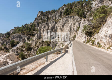 Route de montagne à travers le parc naturel des Sierras de Tejeda, Almijara y Alhama, Andalousie, espagne. Banque D'Images