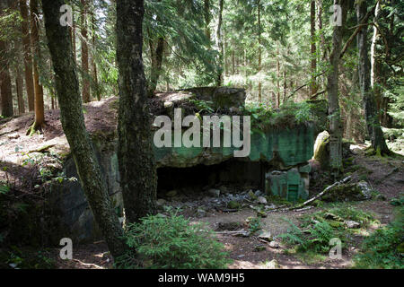 Bunker dynamité 107 de la ligne Sigfried dans la forêt près de Huertgen Raffelsbrand, Rhénanie du Nord-Westphalie, Allemagne. gesprengter 107 Bunker des Westwal Banque D'Images