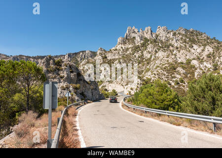 Les conducteurs de voitures par route de montagne dans le parc naturel des Sierras de Tejeda, Almijara y Alhama, Andalousie, espagne. Banque D'Images