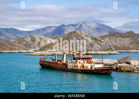 Abandonnés par la rouille vieux bateau en mer de fjord près de Paamiut (Frederikshåb), Sermersooq, Groenland Banque D'Images