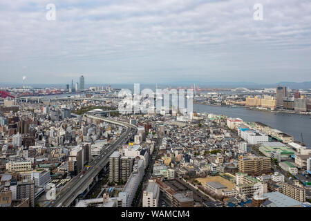 Vue sur Minato Ward vers la région de la Baie d'Osaka à Osaka. L'intérieur est le parc à thème Universal Studios, et la région y compris le Tempozan Osaka Aqua Banque D'Images