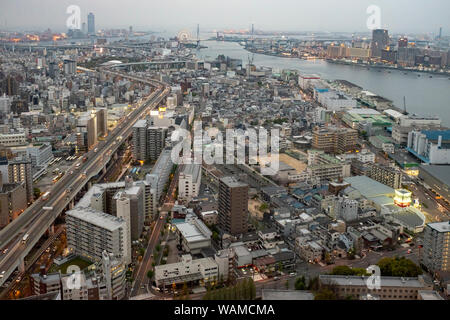 Vue sur Minato Ward vers la région de la Baie d'Osaka à Osaka. L'intérieur est le parc à thème Universal Studios, et la région y compris le Tempozan Osaka Aqua Banque D'Images