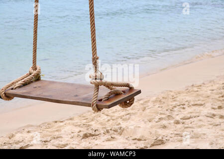 Balançoires sur la plage. La pendaison Swing du côté de la plage. Banque D'Images