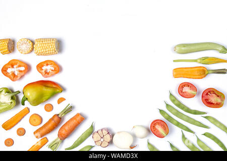 Mise en page créative faite de haricot, les tomates, le poivron, la carotte, l'ail, le maïs, la courgette et l'oignon. Fond d'aliments biologiques. Mise à plat, vue du dessus, copiez l'espace. Banque D'Images