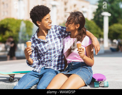 Heureux couple eating ice cream dans la rue Banque D'Images