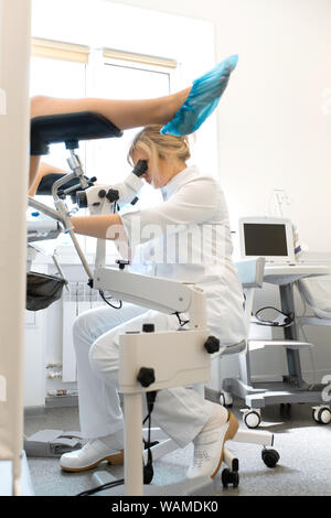 Un gynécologue examine un patient sur une chaise gynécologique. Flux d'un gynécologue. Banque D'Images