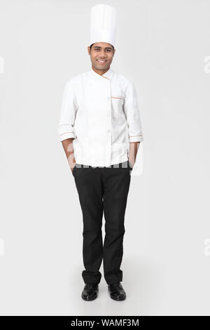 Chef standing avec ses mains dans les poches Banque D'Images