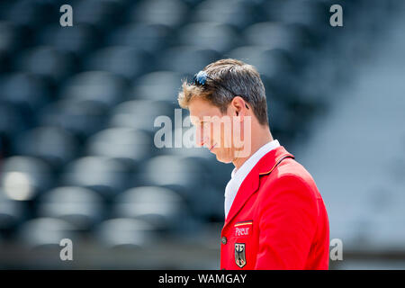 Rotterdam, Pays-Bas. Août 21, 2019. Championnats d'Europe, sport équestre, le saut, l'équipe et individuel : l'avenant de qualification Daniel Deußer de Allemagne inspecte le cours. Crédit : Rolf Vennenbernd/dpa/Alamy Live News Banque D'Images