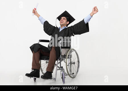 Étudiant handicapé à l'université célébrant avec un diplôme Banque D'Images