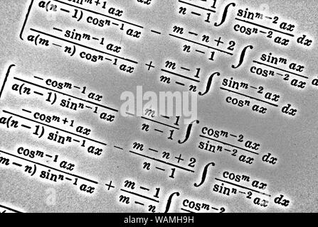 Grand nombre de formules mathématiques sur fond blanc HDR Banque D'Images