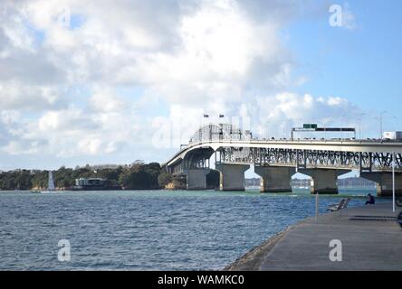 Le trafic en direction du nord sur l'Auckland Harbour Bridge Banque D'Images