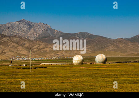 La station de radar et les chevaux sur la route de la soie près de Kektyube, Kirghizistan Banque D'Images