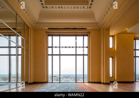 Dans le style art déco, une vue de la salle des ambassadeurs dans le Casino Municipal de Biarritz (Pyrénées Atlantiques - Aquitaine - France) Banque D'Images