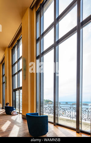 Dans le style art déco, une vue de la salle des ambassadeurs dans le Casino Municipal de Biarritz (Pyrénées Atlantiques - Aquitaine - France) Banque D'Images