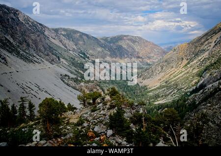 Vue des montagnes près de Yosemite National Park, Tioga Pass. c'est sur le côté de la zone qui s'appelle Le Parc National Yosemite. C'est un col qui ne Banque D'Images