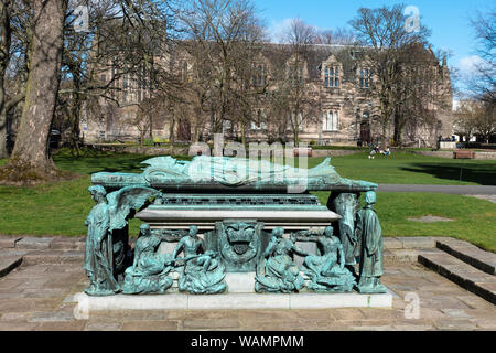 Elphinstone Monument avec en arrière-plan du King's College, Université d'Aberdeen, Old Aberdeen, Aberdeen, Écosse, Royaume-Uni Banque D'Images