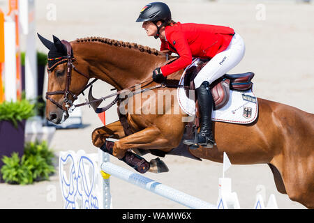 Rotterdam, Pays-Bas. Août 21, 2019. Championnats d'Europe, sport équestre, le saut, l'équipe et individuel qualification : Simone Blum à partir de l'Allemagne sur le cheval Alice saute par dessus un obstacle. Crédit : Rolf Vennenbernd/dpa/Alamy Live News Banque D'Images