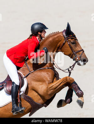 Rotterdam, Pays-Bas. Août 21, 2019. Championnats d'Europe, sport équestre, le saut, l'équipe et individuel qualification : Simone Blum à partir de l'Allemagne sur le cheval Alice saute par dessus un obstacle. Crédit : Rolf Vennenbernd/dpa/Alamy Live News Banque D'Images