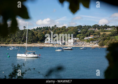 Un petit passage Helford cornish village sur la rivière Helford, vue à travers les arbres de la région de Cornwall, Angleterre Helford Banque D'Images