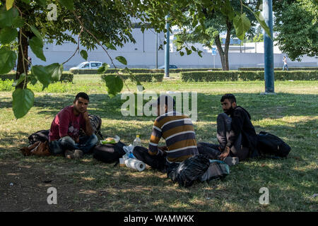 Sarajevo, Sarajevo, Bosnie. 20e Août, 2019. Douzaine de migrants dorment chaque jour dans la gare centrale de Sarajevo en Bosnie-Herzégovine. L'attendent un train qui portera leur dans la ville de Bihac où ils vont essayer de passer la frontière de la Croatie et de rejoindre l'Europe. Plusieurs fois la police les attraper et poser le train et qu'ils ont à marcher pendant plusieurs jours pour se rendre à Sarajevo. Crédit : Matteo Trevisan/ZUMA/Alamy Fil Live News Banque D'Images