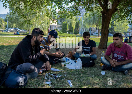 Sarajevo, Sarajevo, Bosnie. 20e Août, 2019. Douzaine de migrants dorment chaque jour dans la gare centrale de Sarajevo en Bosnie-Herzégovine. L'attendent un train qui portera leur dans la ville de Bihac où ils vont essayer de passer la frontière de la Croatie et de rejoindre l'Europe. Plusieurs fois la police les attraper et poser le train et qu'ils ont à marcher pendant plusieurs jours pour se rendre à Sarajevo. Crédit : Matteo Trevisan/ZUMA/Alamy Fil Live News Banque D'Images