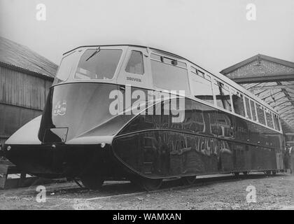 Rationaliser le train. Premier train Englands rationaliser, un moteur Diesel Express Rail Car, à partir de la lecture de la ligne trafficing et Slough exploité par la Great Western Railway G.W.R. Les années 1930 typique de rationaliser la conception du train est fait pour réduire la résistance au vent. 24 octobre 1933 Banque D'Images