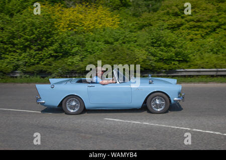 Sunbeam Alpine bleu des années 1963 60, roadster sport deux places / coupé drophead. Voitures classiques britanniques, vétéran et héritage, anciens combattants chéris au salon des voitures anciennes Pendle, Royaume-Uni Banque D'Images