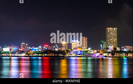 Nuit paysage urbain de Da Nang au Vietnam Banque D'Images