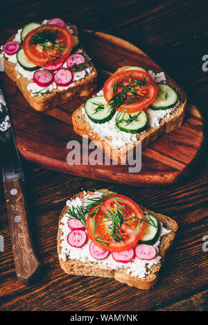 Des sandwichs végétariens avec des tranches de tomates, concombre et radis Banque D'Images