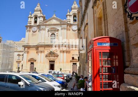 Mdina rabat/boîte de téléphone rouge près de la cathédrale St Paul à Malte Banque D'Images